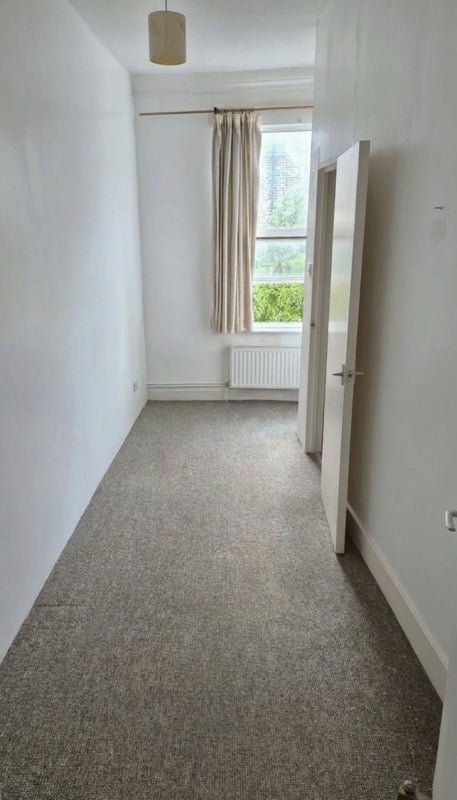 Room High Road in Greater London