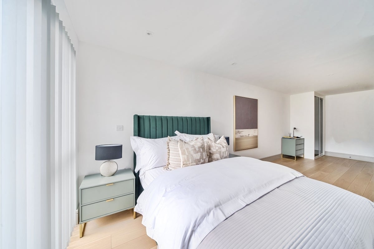 Flat Lawrence Road in Greater London