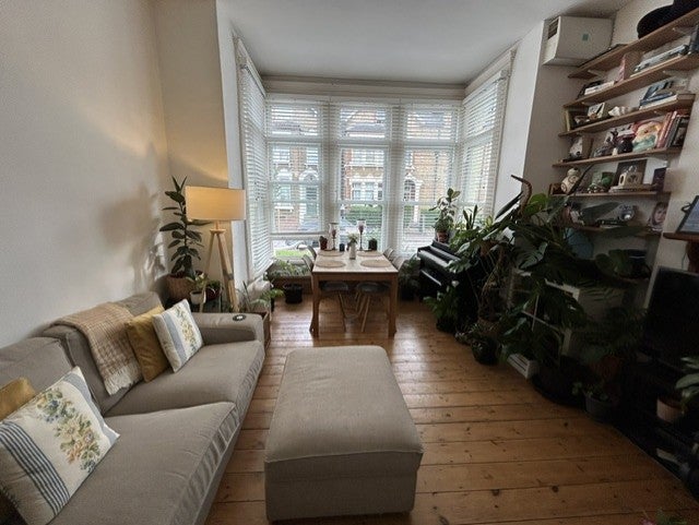 Flat Halesworth Road in Greater London