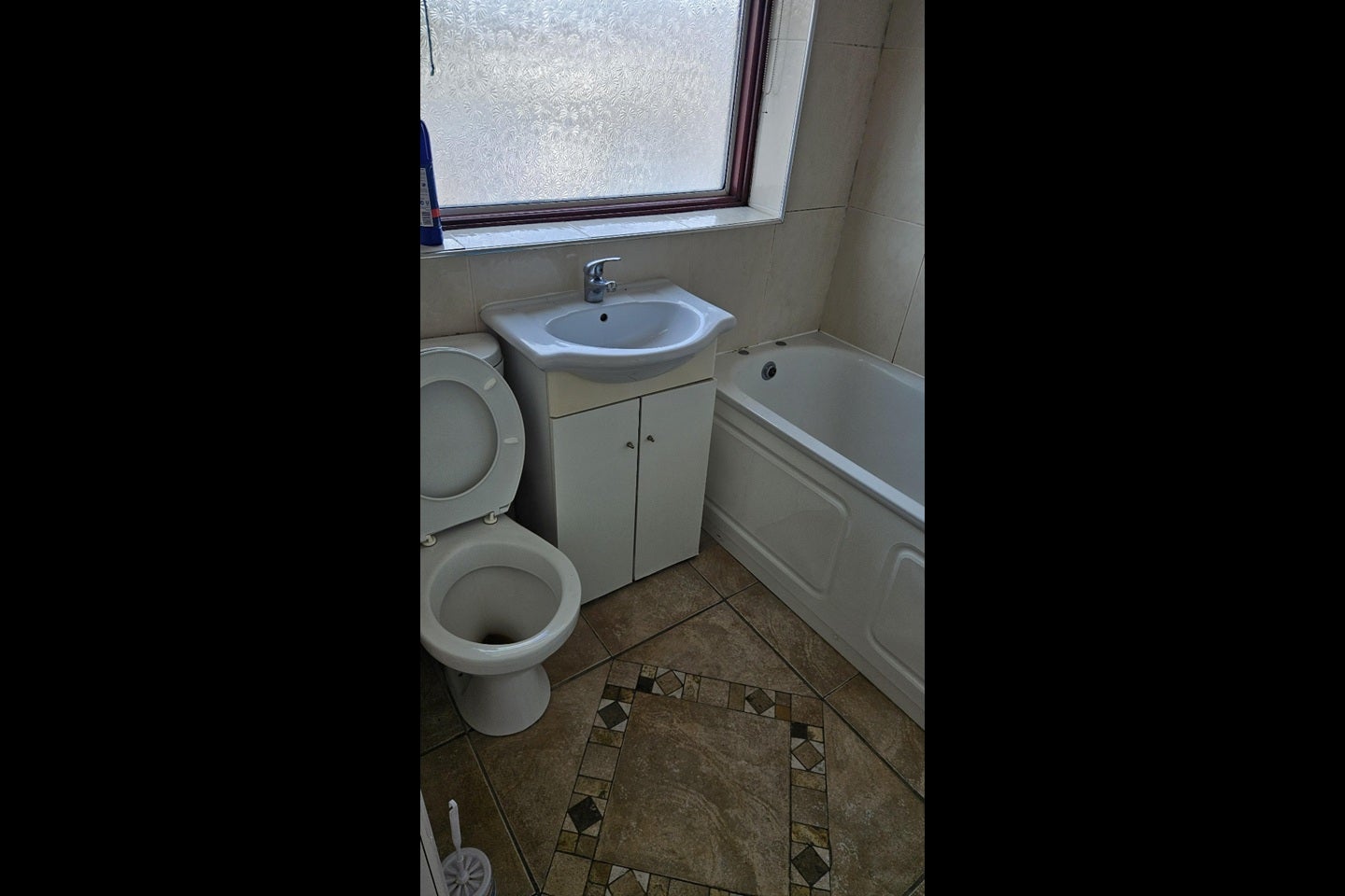 Room Derley Road in Greater London