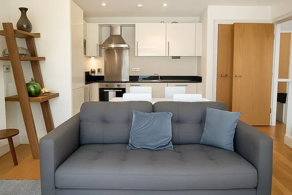Flat Lincoln Plaza in Greater London