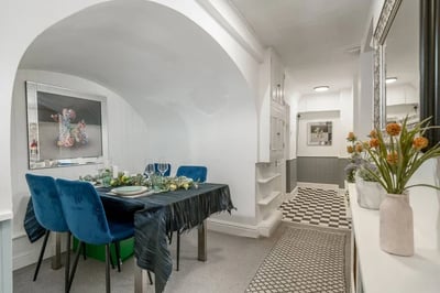 Flat Ifield Road in Greater London