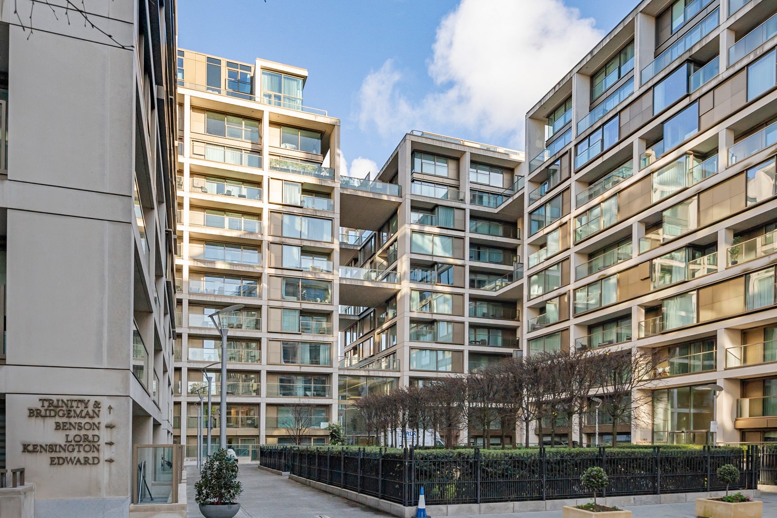 Flat Kensington High Street in Greater London