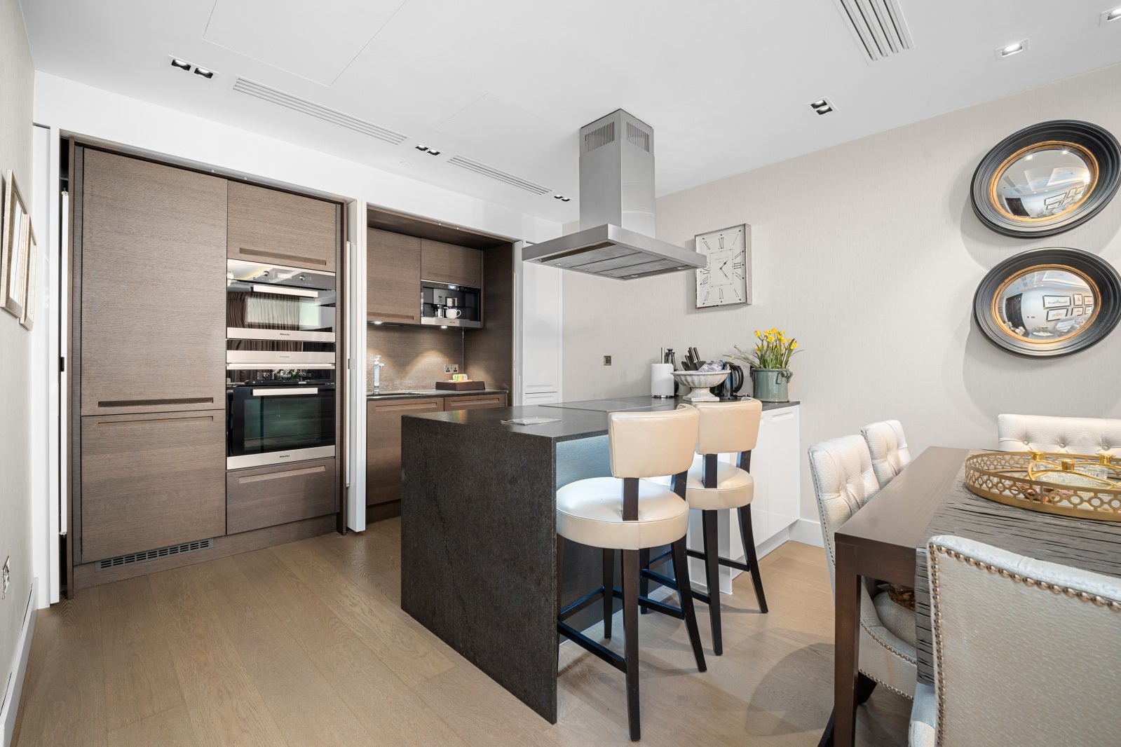 Flat Kensington High Street in Greater London