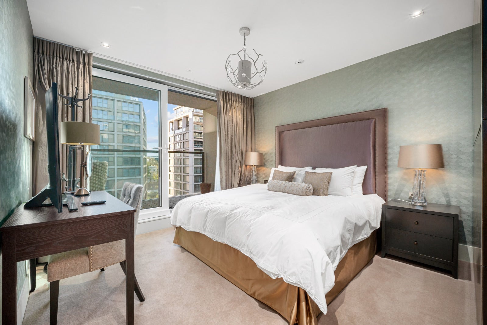 Flat Kensington High Street in Greater London