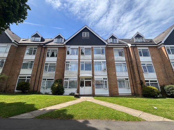 Flat Lavender Avenue in Greater London