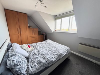 Flat Lavender Avenue in Greater London