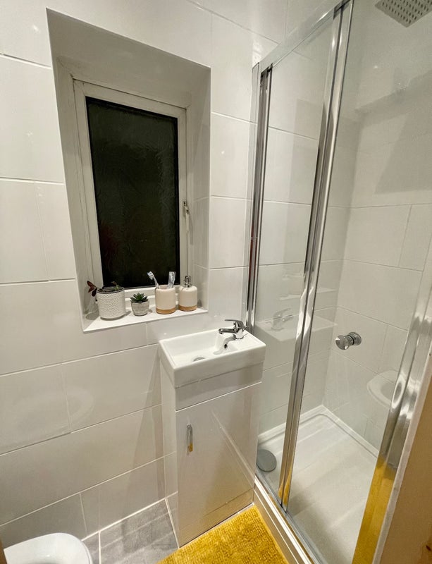 Room Emery Avenue in Newcastle-under-Lyme