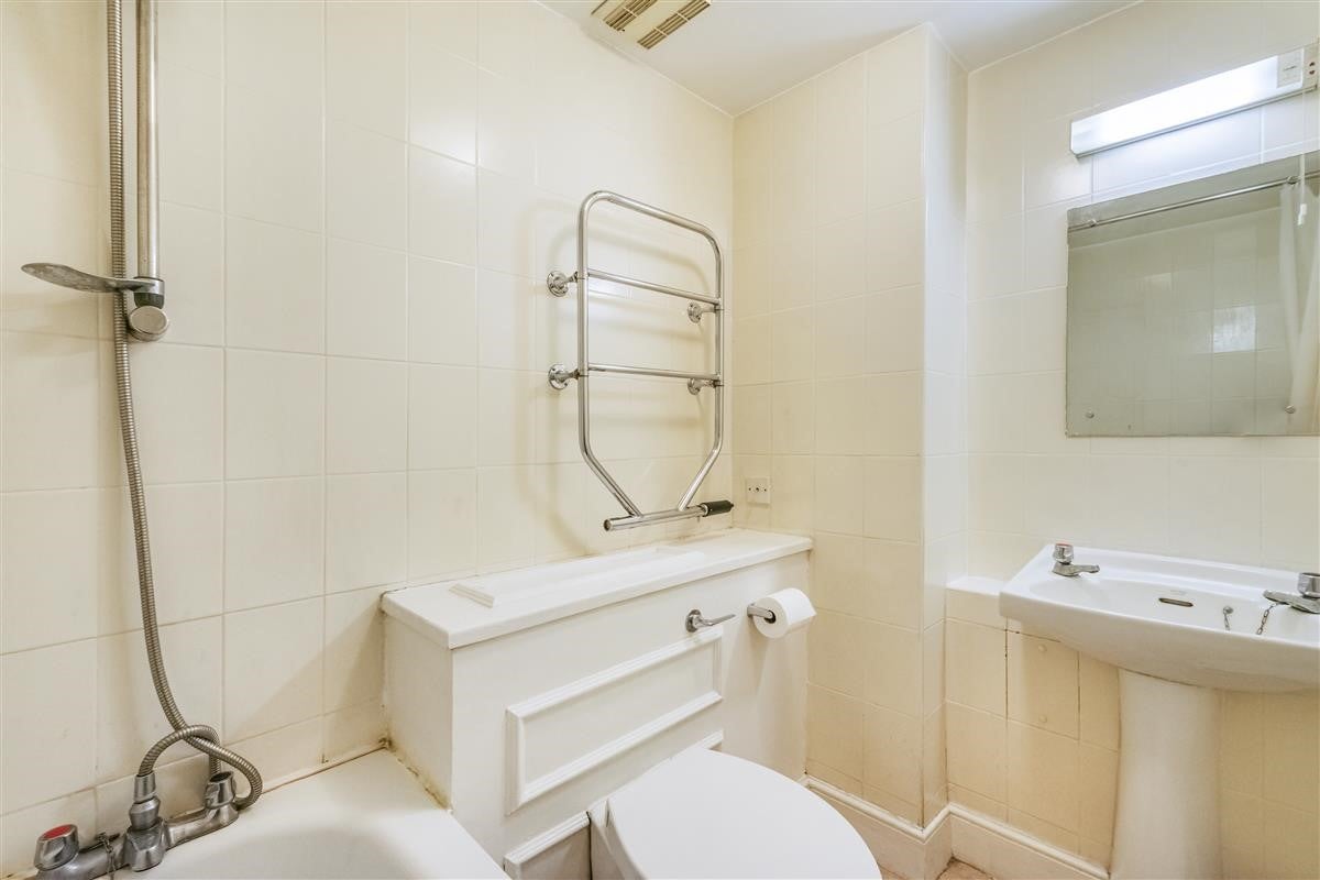 Flat Sloane Avenue in Greater London