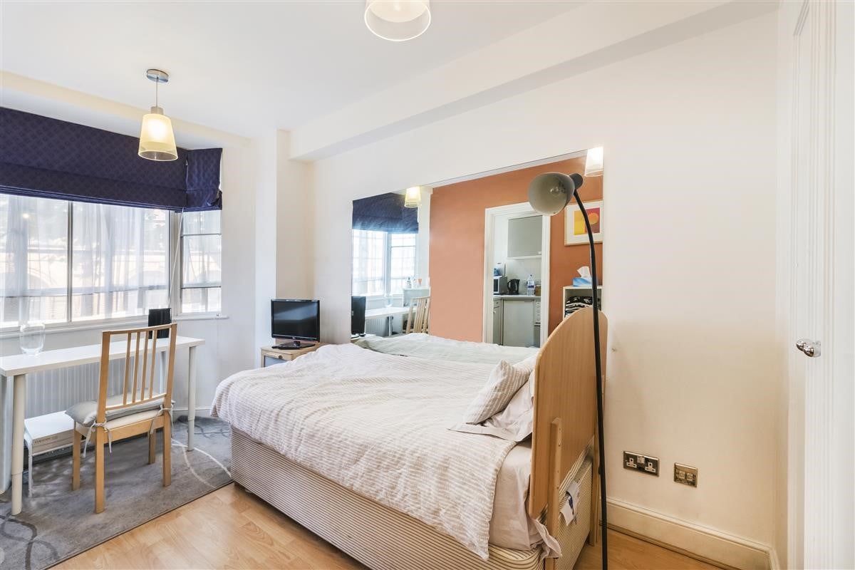 Flat Sloane Avenue in Greater London