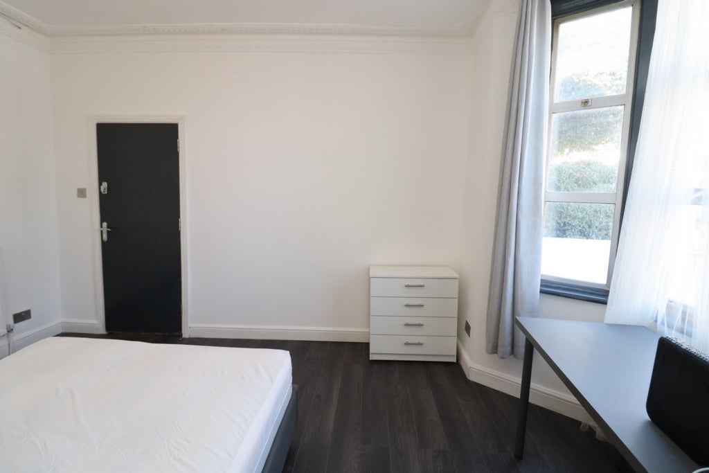 Room Globe Road in Greater London