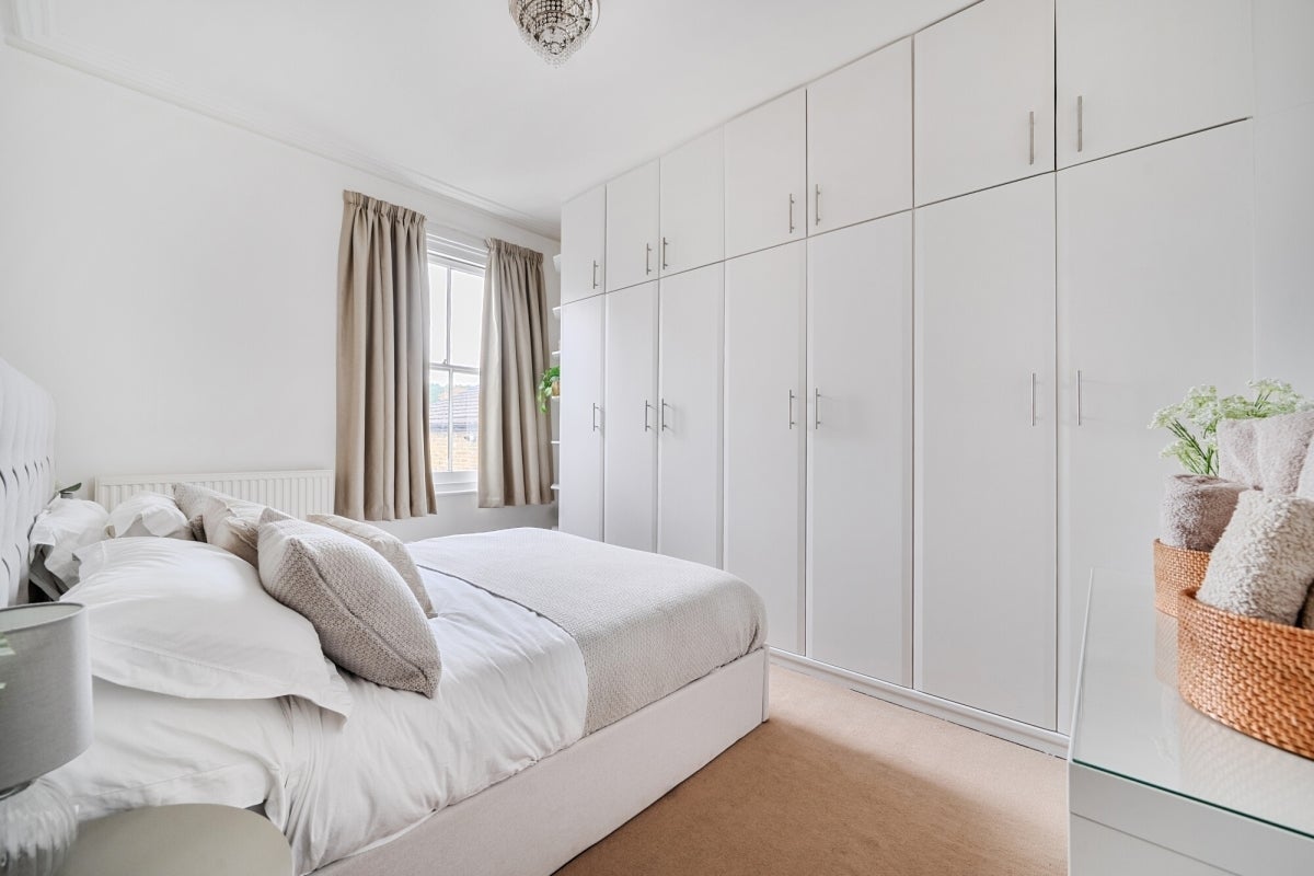 Flat Park Hall Road in Greater London