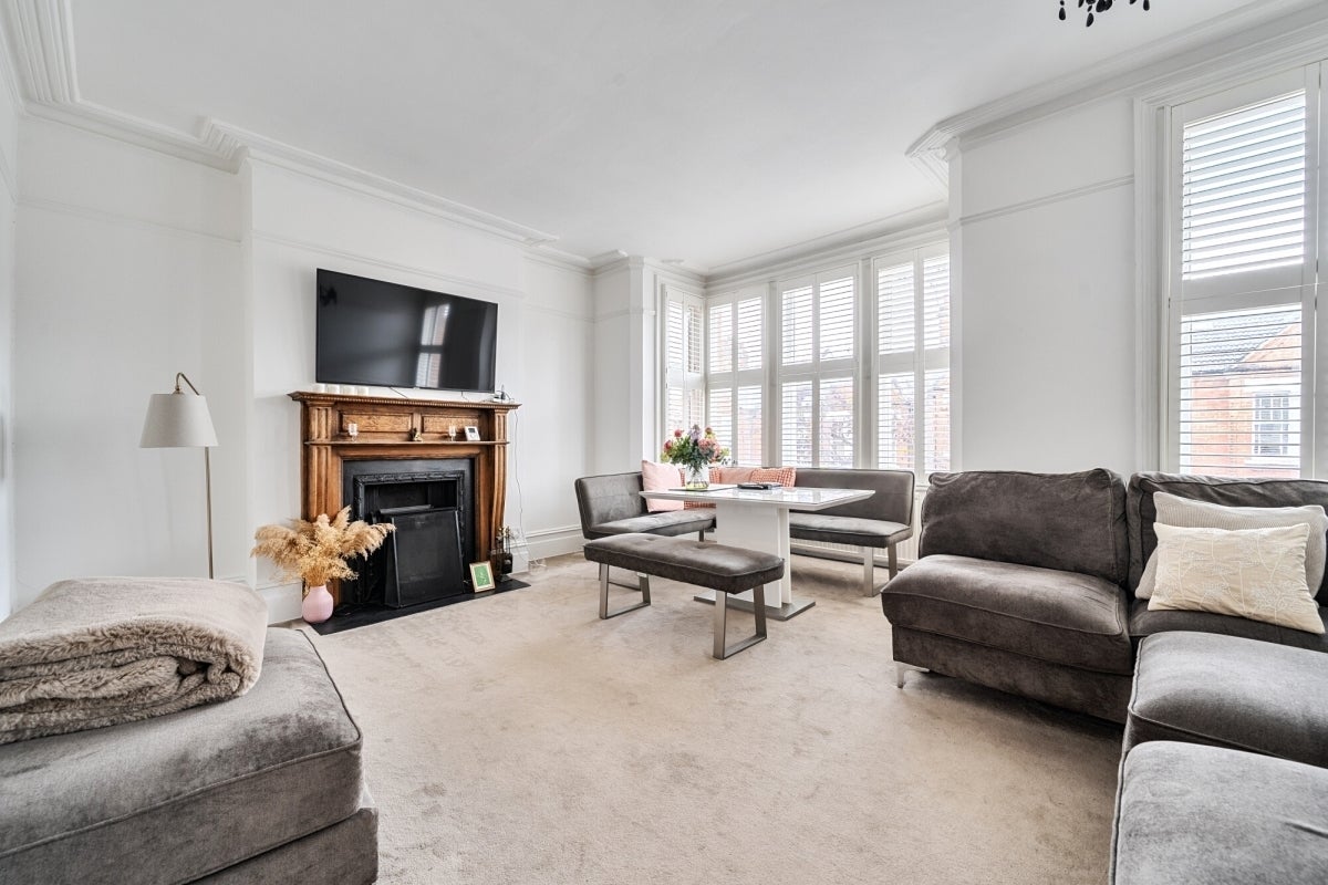 Flat Park Hall Road in Greater London