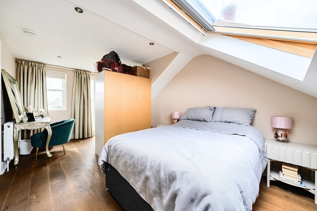 Flat Park Hall Road in Greater London