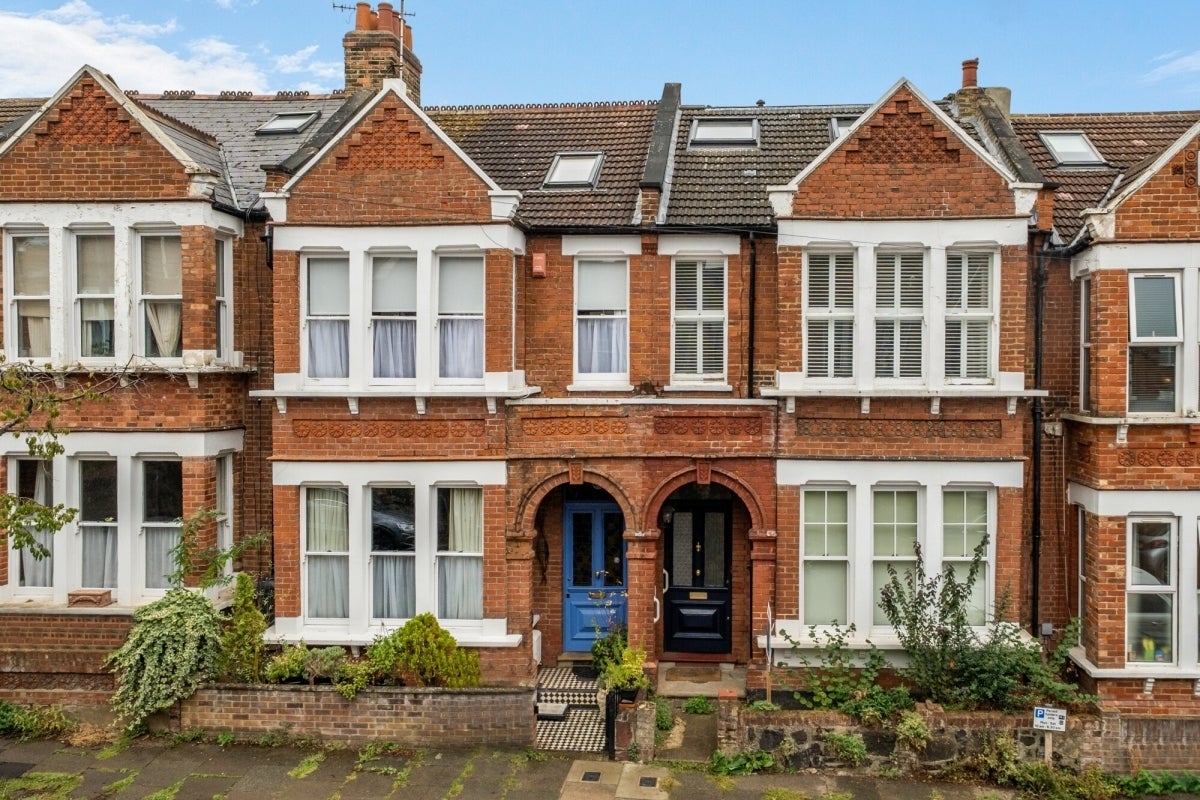 Flat Park Hall Road in Greater London