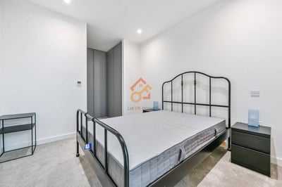 Flat Coster Avenue in Greater London