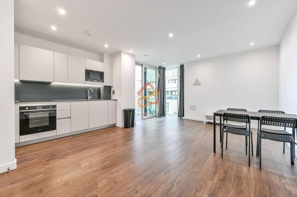 Flat Coster Avenue in Greater London