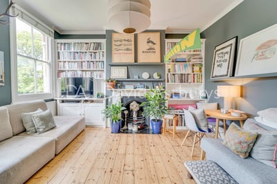 Flat Crescent Road in Greater London