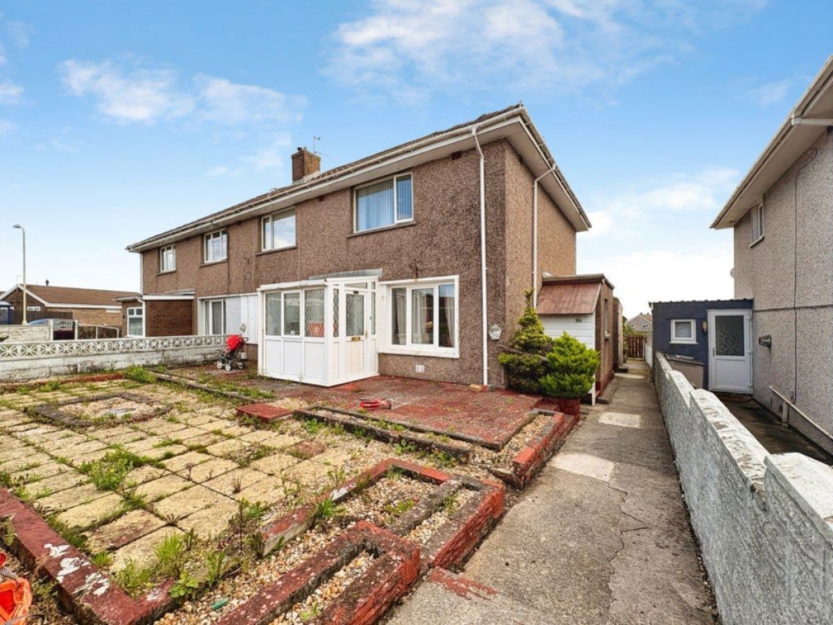 Flat Llangewydd Road in Bryntirion