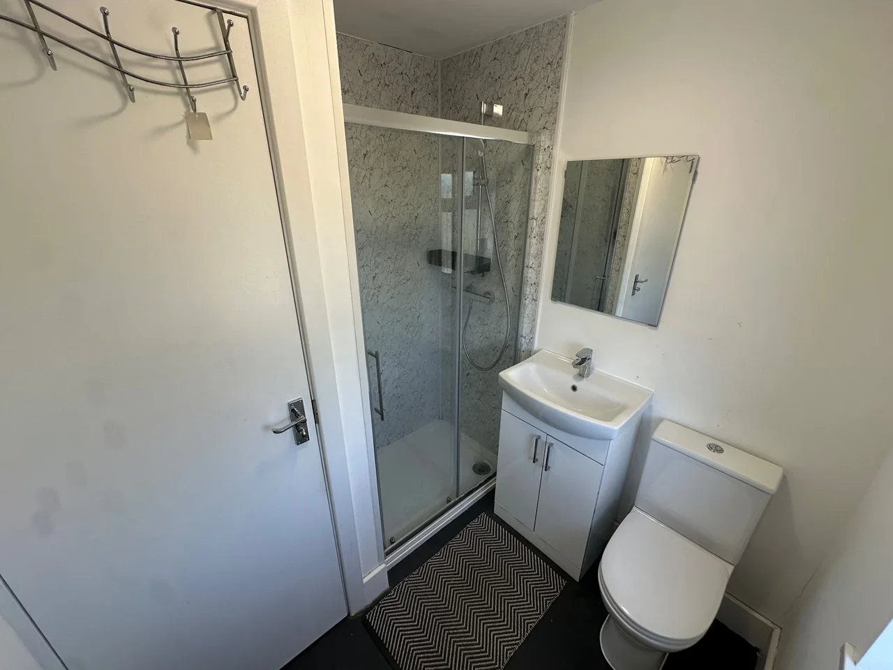 Room Bulstrode Avenue in Greater London