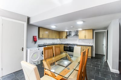 Room Queen Street in Pontypridd