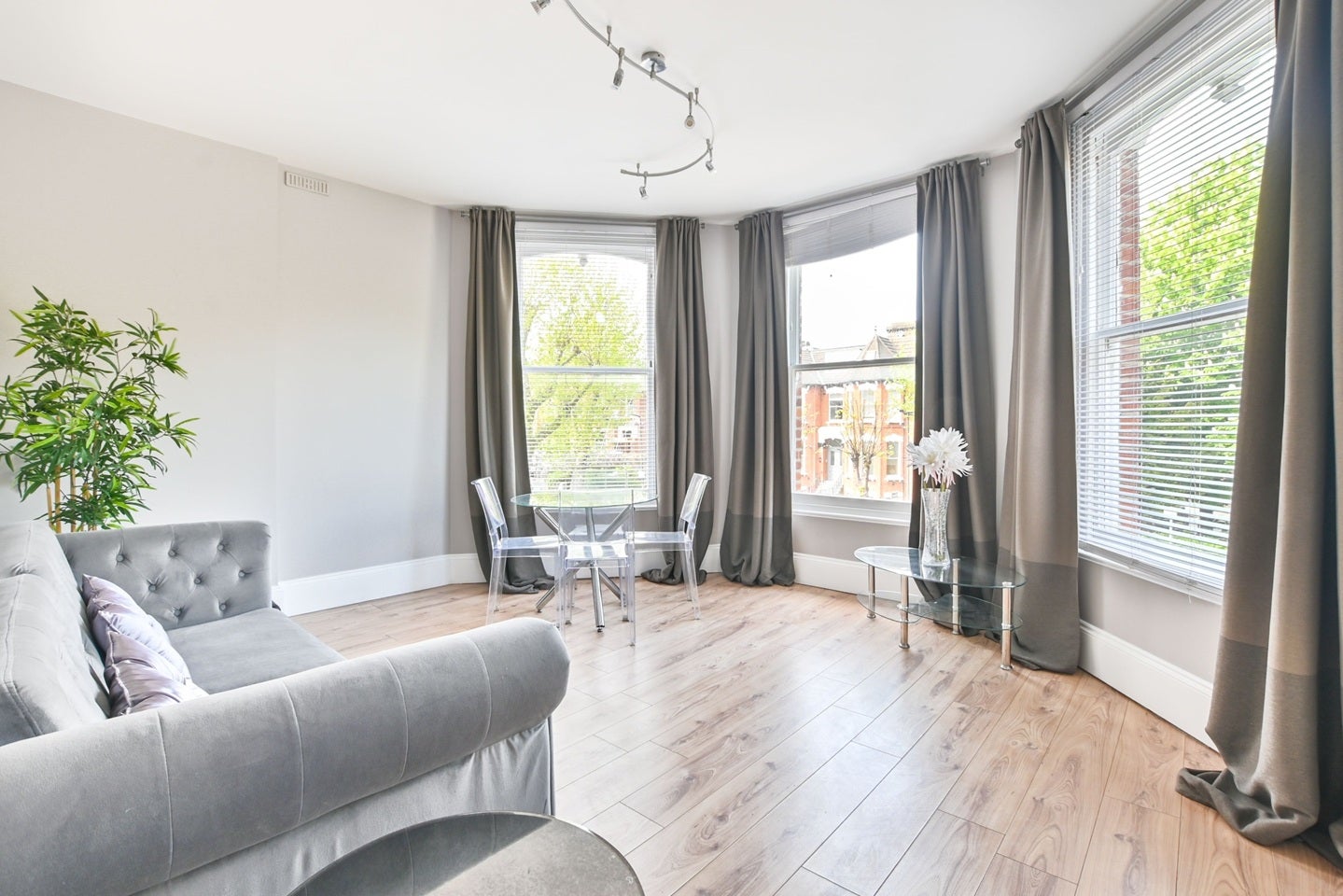 Flat Christchurch Avenue in Greater London