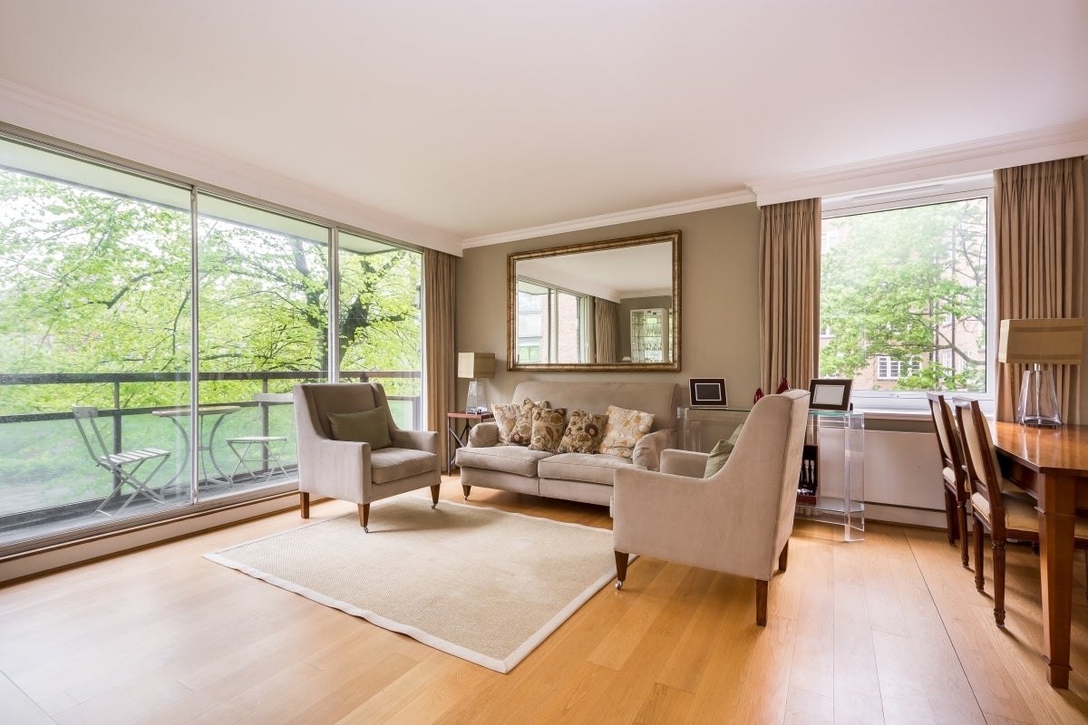 Flat Vicarage Gate in Greater London