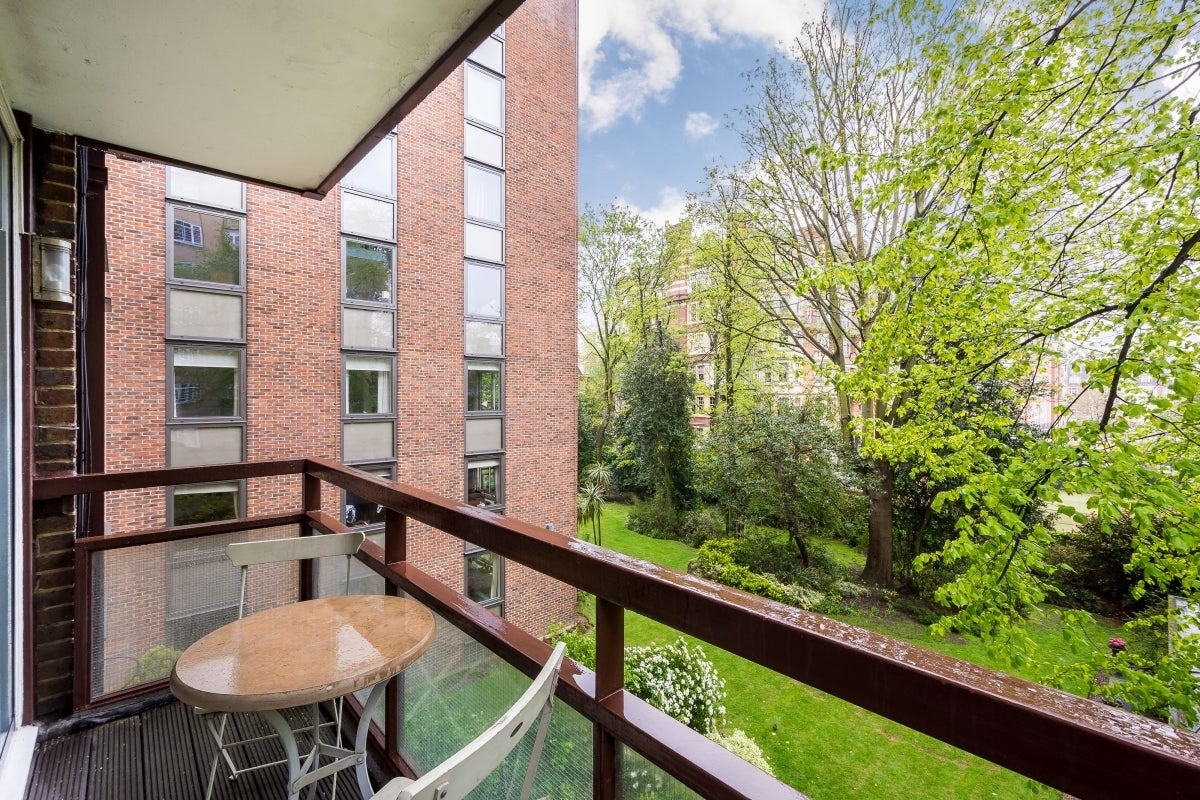Flat Vicarage Gate in Greater London