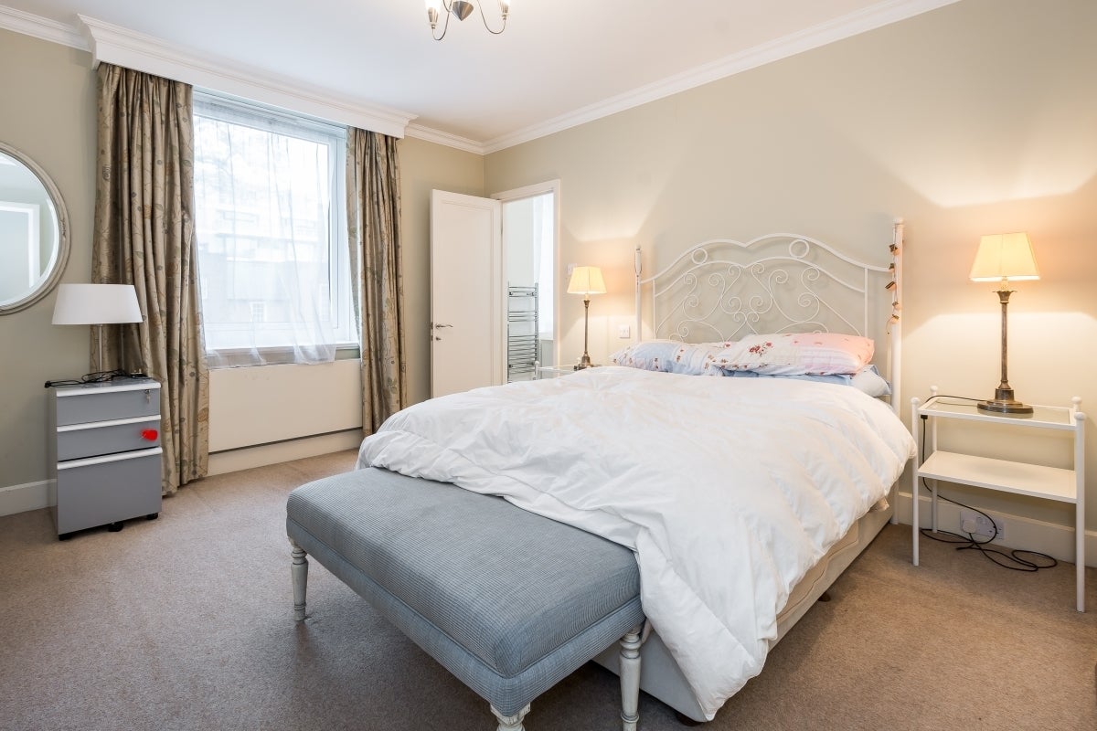 Flat Vicarage Gate in Greater London