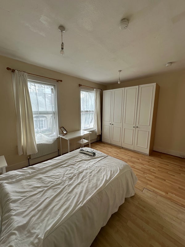 Room Calderon Road in Greater London