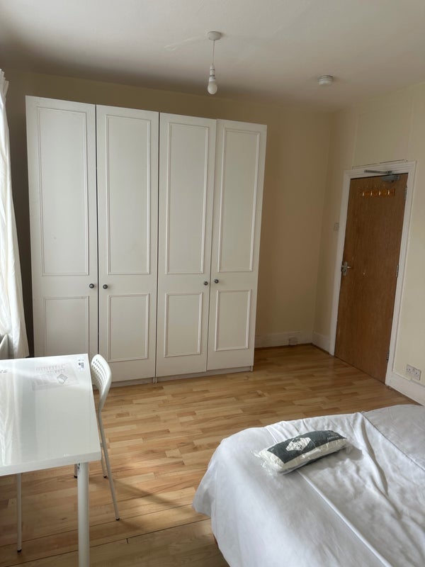 Room Calderon Road in Greater London