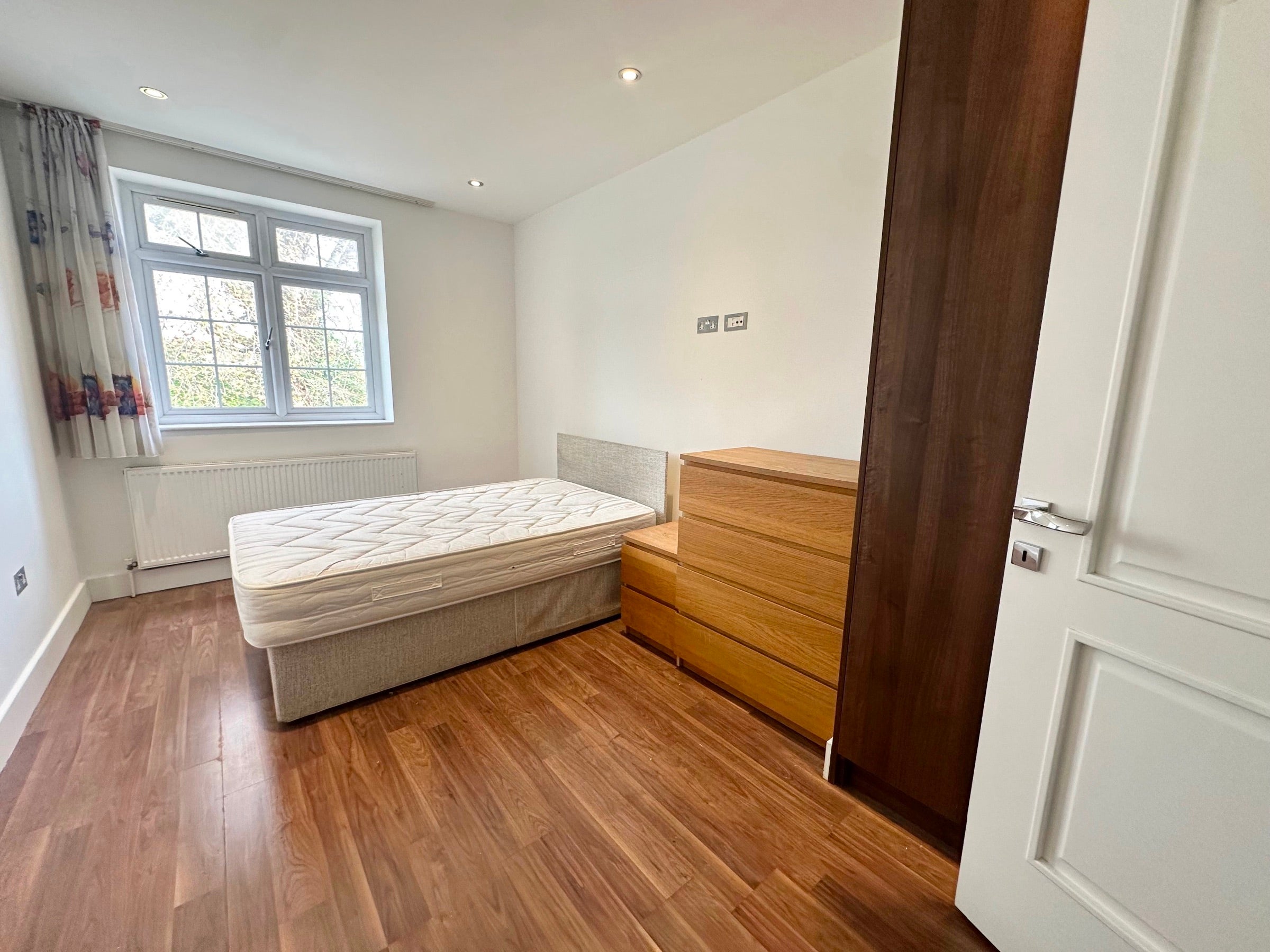 Room Chichester Road in Greater London
