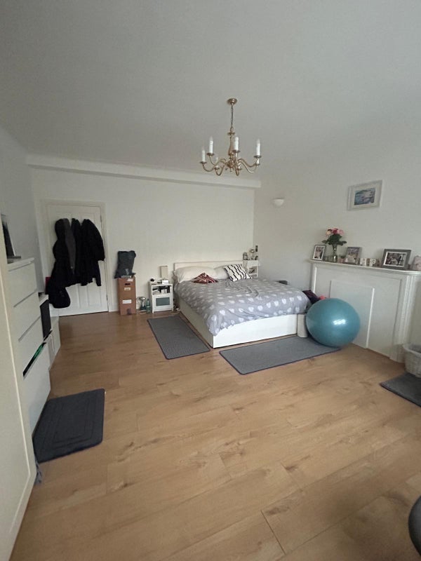 Room Primrose Hill Road in Greater London