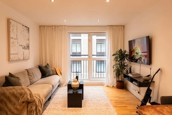 Flat Pepys Street in City of London