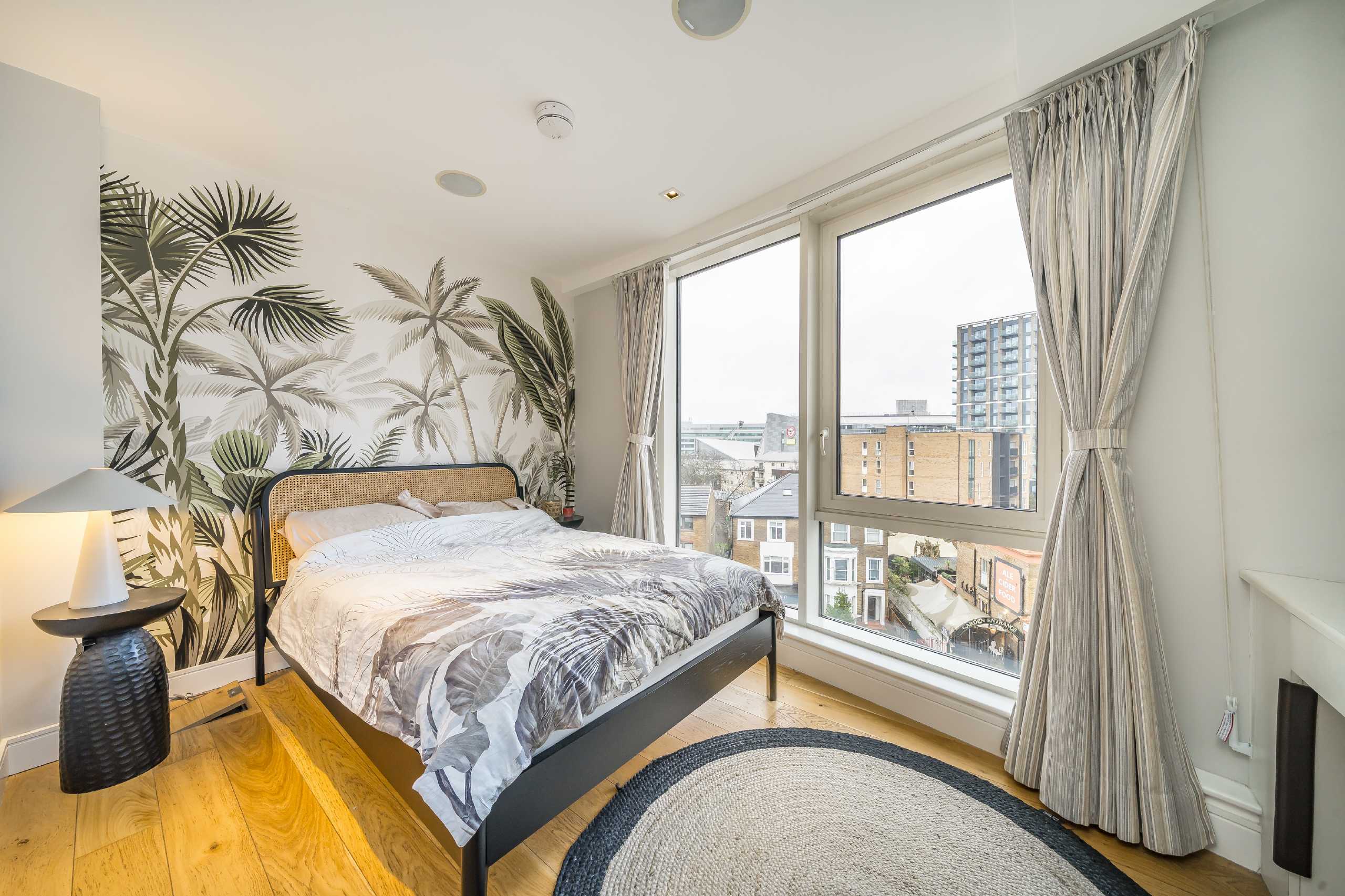 Flat Kew Bridge Road in Greater London