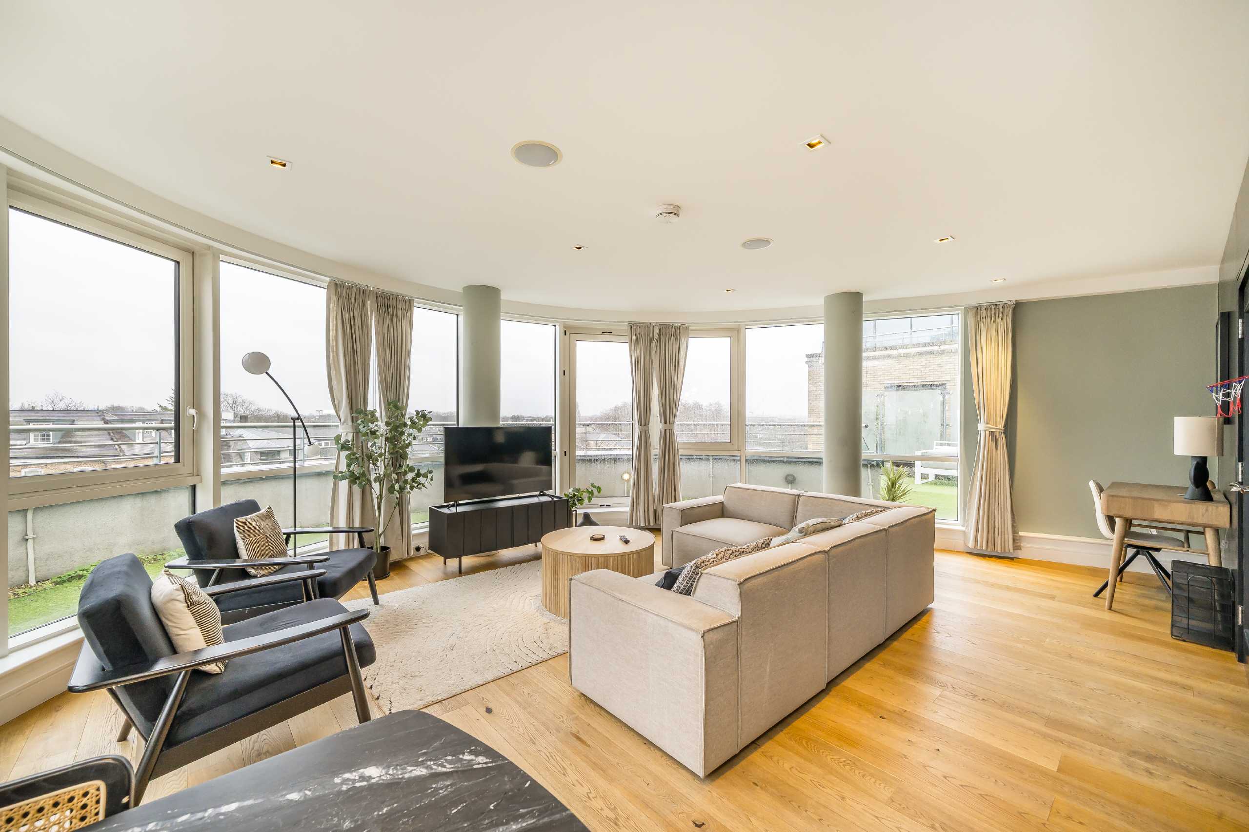 Flat Kew Bridge Road in Greater London
