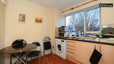 Room Martindale Avenue in Greater London