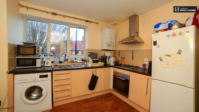 Room Martindale Avenue in Greater London