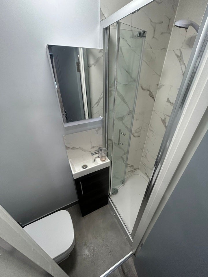 Flat Pinkwell Lane in Greater London