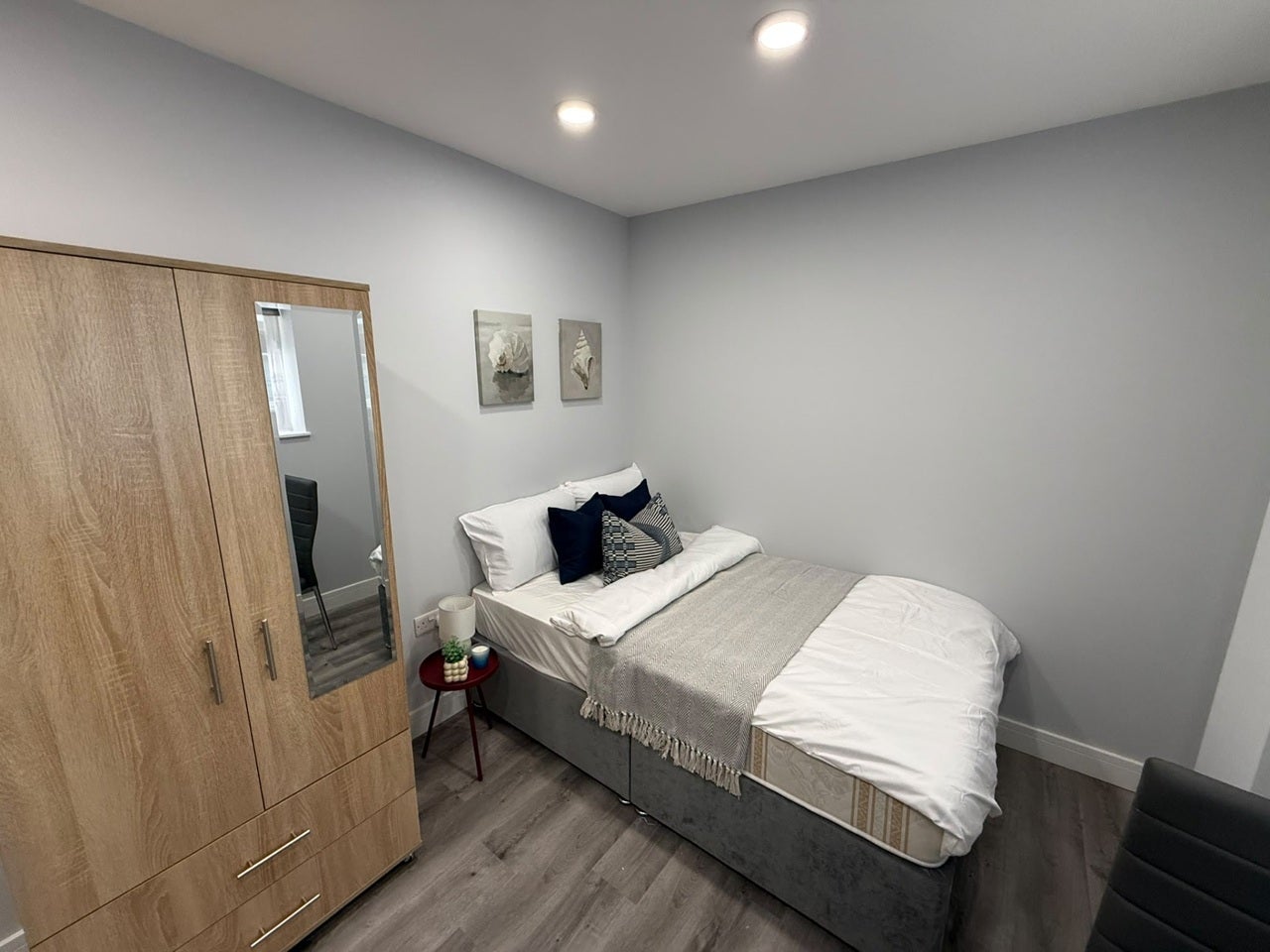 Flat Pinkwell Lane in Greater London