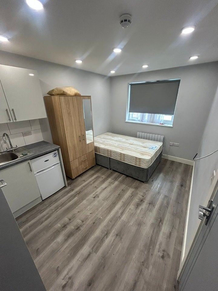Flat Pinkwell Lane in Greater London