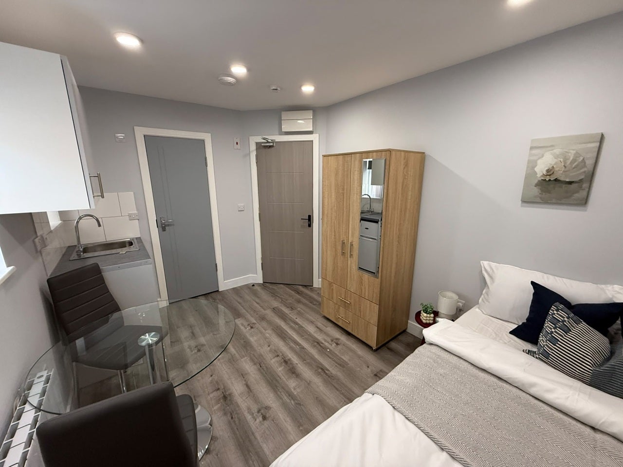 Flat Pinkwell Lane in Greater London