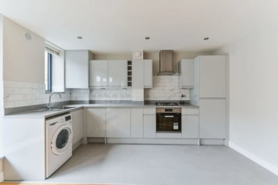 Flat Tooting High Street in Greater London