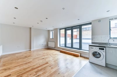Flat Tooting High Street in Greater London