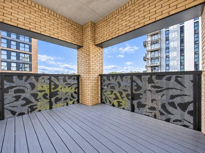 Flat Vanguard Way in Greater London