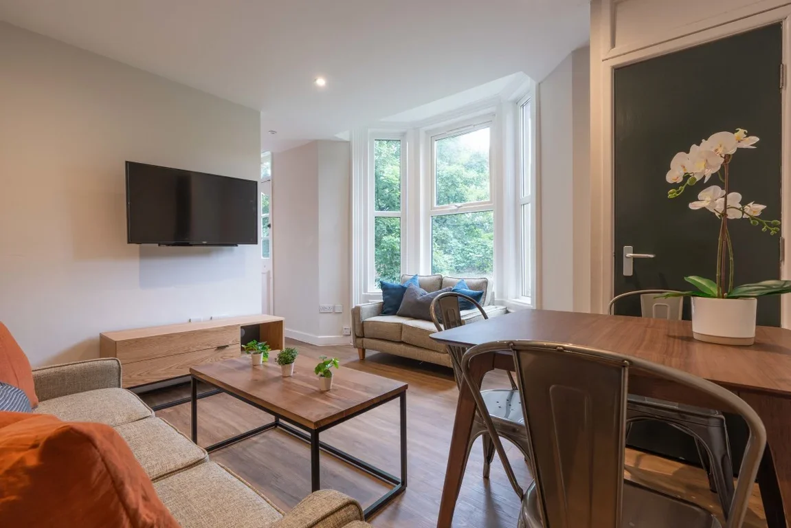 Flat Jesmond Road in Newcastle upon Tyne