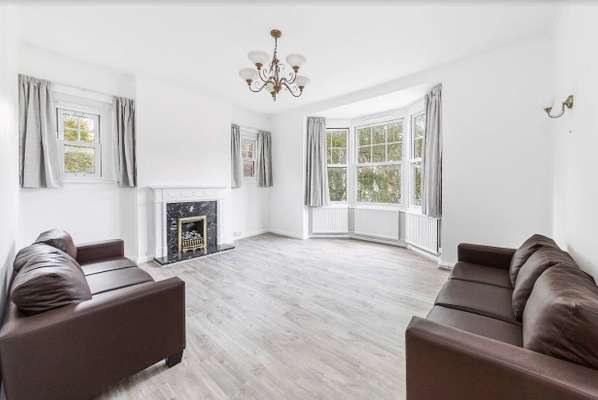 Flat Northcote Avenue in Greater London