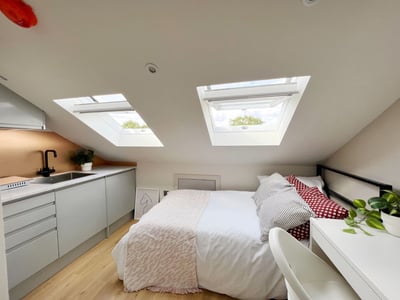 Flat Hawks Road in Greater London