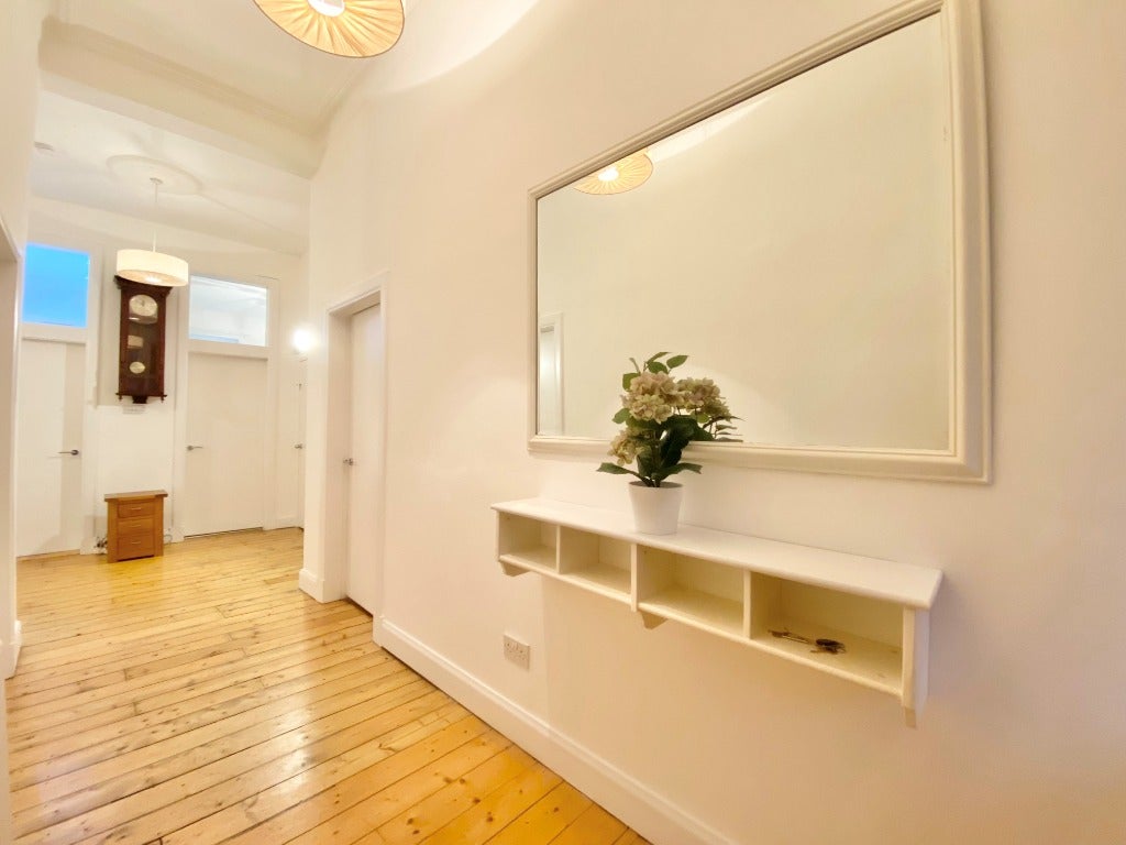 Flat Kelvinside Gardens East in Glasgow
