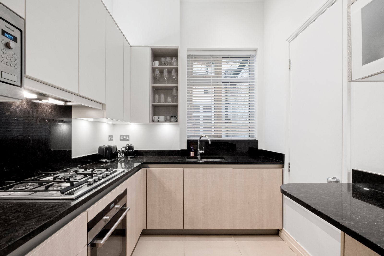 Flat Kensington Court in Greater London